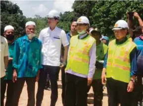  ?? (Foto Hazira Ahmad Zaidi/bh) ?? Mustapa Mohamed (kanan) meninjau lokasi pembinaan Jambatan Sungai Nibong di Jeli, semalam.