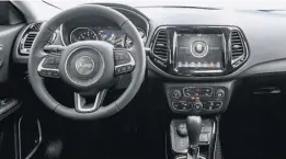  ??  ?? Acabamento interno do Jeep Compass é mais bem feito que o do concorrent­e; cabine usa plásticos de qualidade superior