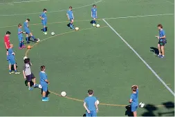  ??  ?? Le regole
I piccoli della scuola calcio del Sirmione ognuno con il proprio pallone e distanziat­o dal vicino: ancora vietate le partitelle