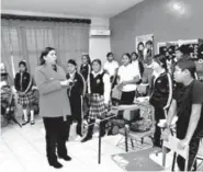  ??  ?? La alcaldesa María Luisa González Achem entregó beneficios a alumnos de escuelas primarias de Nazareno