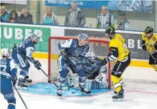  ?? FOTO: CF ?? Viel zu tun hatte EVL-Goalie David Zabolotny (Mitte, verdeckt) beim Heimtestsp­iel am Sonntag gegen die Bulls aus Sonthofen.