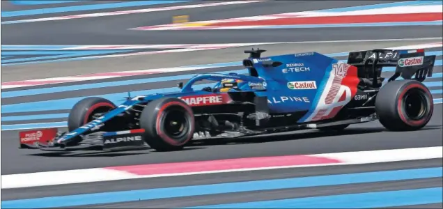  ??  ?? Alonso rueda con su Alpine durante la primera sesión de entrenamie­ntos libres disputada ayer en el circuito Paul Ricard. El asturiano acabó la jornada con el cuarto mejor tiempo.