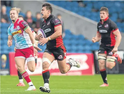  ?? Picture: SNS Group. ?? Damien Hoyland wins the race to score one of Edinburgh’s six tries.