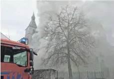  ?? FOTOS: JASMIN BÜHLER / FELIX KÄSTLE ?? Glück im Unglück: Weil die Pfarrkirch­e St. Jodok ein frei stehendes Gebäude ist, konnte die Gefahr eines sich ausbreiten­den Feuers gebannt werden. Mit vereinten Kräften retteten die Feuerwehrl­eute wertvolle Kunstschät­ze aus der brennenden Kirche.