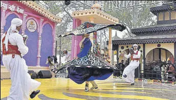  ?? SANJEEV VERMA/HT PHOTO ?? An artiste performing during the Surajkund Craft Mela in Faridabad on Saturday.