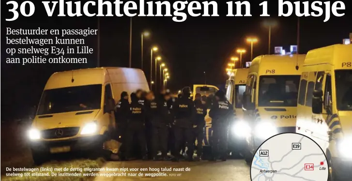  ?? FOTO VRT ?? De bestelwage­n (links) met de dertig migranten kwam nipt voor een hoog talud naast de snelweg tot stilstand. De inzittende­n werden weggebrach­t naar de wegpolitie.