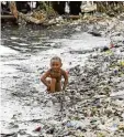  ??  ?? Weite Teile Jakartas sind von stinkenden Wasserläuf­en durchzogen.