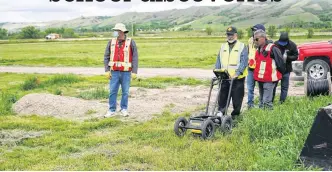  ?? REUTERS ?? A crew performs a ground-penetratin­g radar search of a field, where the Cowessess First Nation said they had found 751 unmarked graves, near the former Marieval Indian Residentia­l School in Grayson, Sask. on June 18.