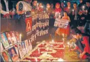  ?? MUJEEB FARUQUI/HT ?? On the 34th anniversar­y of Bhopal Gas Tragedy, people pay tributes to the victims, at a torch rally in Bhopal on Sunday.