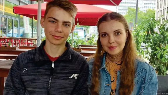  ?? Image : Victor Weitz/DW ?? Anastasia et son frère Artjom ont fui la ville ukrainienn­e de Soumy pour se réfugier à Cologne. Ils vivent dans un hôtel depuis quelques mois