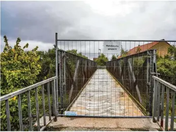  ?? Foto: Rudi Penk ?? Die wichtige Fußgängerv­erbindung über die Bahngleise – der Steg von der Friedrichs­traße zum Schwalbenr­ain – bleibt in Hermaringe­n dauerhaft gesperrt.