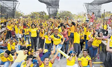  ?? CESAR BOLíVAR ?? Hinchas colombiano­s celebrando en el estadio virtual en la Plaza de la Paz, el gol de James Rodríguez.