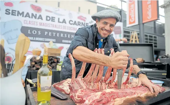  ??  ?? Un truco.” Un día antes de poner la carne en las brasas, ponerle sal, pimienta, nuez moscada y ajo. Más masajeo, vino blanco, aceite y vinagre”, dice.