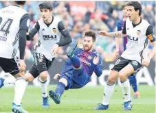  ??  ?? ARGENTINO. Messi cae en su intento de disparar al arco.