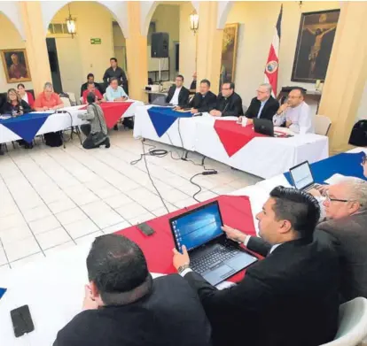  ??  ?? Gobierno y sindicatos se sentaron más de 60 horas, en la última semana, a negociar bajo la mediación de la Iglesia católica. La reunión de ayer se dio en la Casa Arzobispal, en avenida segunda.