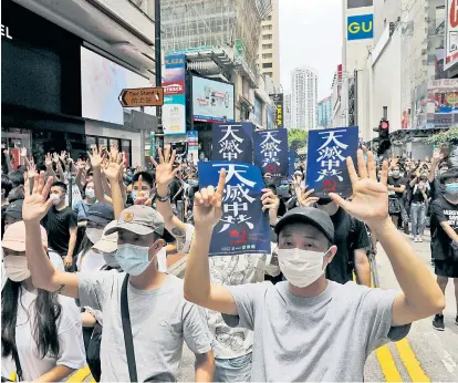  ??  ?? Seit einem Jahr protestier­en regelmäßig bis zu zwei Millionen Menschen gegen den zunehmende­n Einfluss Pekings in Hongkong. Am Sonntag füllten seit Wochen erstmals wieder Tausende die Straßen.