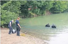  ?? FOTO: OLIVER BURWIG ?? Die Polizei fand den Körper des vermissten 27-Jährigen in der Nähe des Ufers. Die Feuerwehr hatte in der Nacht vergeblich nach ihm gesucht.