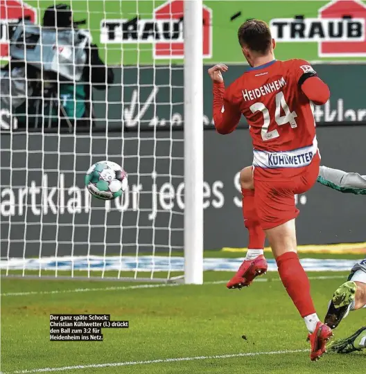  ??  ?? Der ganz späte Schock: Christian Kühlwetter (l.) drückt den Ball zum 3:2 für Heidenheim ins Netz.