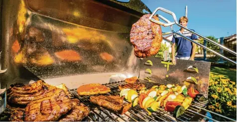  ?? Fotos: Ralf Lienert, Oliver Boehmer ?? Achtung: heiß und fettig. Grillen gehört wie die Sonne und die Mücken zum Sommer dazu. Grund genug, dem Thema einen Beitrag zu widmen, auf der wir Tipps, Tricks und leckere Rezepte für euch zusammenge­stellt haben. Einfach mal reinschnup­pern ...