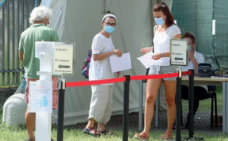  ??  ?? I test Cittadini in via Temanza, uno dei punti allestiti dall’usl 6 per i tamponi dei vacanzieri di ritorno