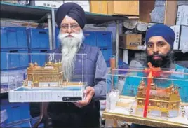  ?? SAMEER SEHGAL/HT ?? Factory owners Avtar Singh and Bhupinder Singh showing models of Golden Temple at their workshop where the miniatures are made in several sizes and with features such as music players and lighting effects, in Amritsar on Monday.