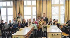  ?? FOTO: JUDITH GAUGGEL ?? Bürgermeis­ter Armin Christ und zahlreiche Schüler begrüßen die neue Lehrerin Kathrin Hauptmann.