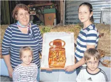  ?? SZ-FOTO: KURT EFINGER ?? Sigrid Stiehle (l.) und ihre Tochter Sabrina präsentier­en ein mit Biomilch gebackenes Kranzbrot zum Kaffee.