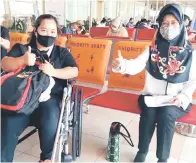  ??  ?? TAHNIAH: Menteri KKWPK, Dato Sri Fatimah Abdullah (kanan) bersama Bibiana di Lapangan Terbang Antarabang­sa Kuching (LTAK) sebelum berlepas ke Kuala Lumpur dan seterusnya ke Bangkok.