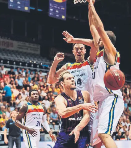  ?? FOTO: FC BARCELONA ?? Blazic intenta un pase en el partido final de la Lliga Catalana. Los andorranos se impusieron en Lleida