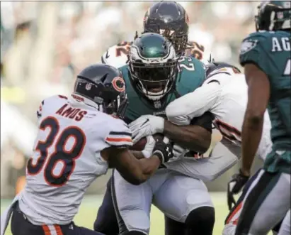  ?? RICK KAUFFMAN — DIGITAL FIRST MEDIA ?? Eagles running back LeGarrette Blount, here carrying a group of Bears defenders, ran for 97 yards on 15 carries in Sunday’s 31-3 win over Chicago. The balance that Blount provides on offense is one of many reasons why the 2017 Eagles warrant...