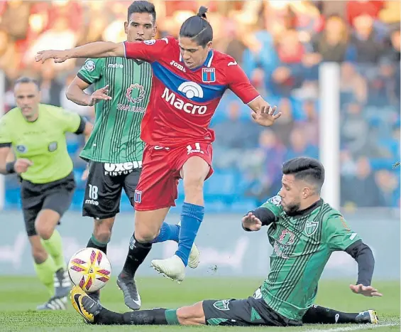  ?? FOTOBAIRES ?? Cachete al ataque. Diego Morales, el creativo de Tigre, intenta superar a Jonatan Goitía ante la mirada de Juan Rodríguez.