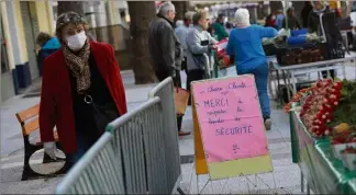  ??  ?? Les marchés rouvriront cette semaine avec des mesures barrières, comme dans d’autres communes (ici dans le Var). (Photo L. M.)