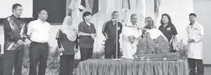  ??  ?? BASHIR (empat kanan) merasmikan Karnival Kimia 2017 Peringkat Negeri Sabah dan Labuan.