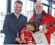  ?? Foto: Christian Kruppe ?? Herbert Jauchmann (links) hilft bei der Finanzieru­ng der „Trau Dich“Kurse, die Günther Geiger auf die Beine stellte. Puppe „Stephan“schlüpft in die Rolle des Kursleiter­s.