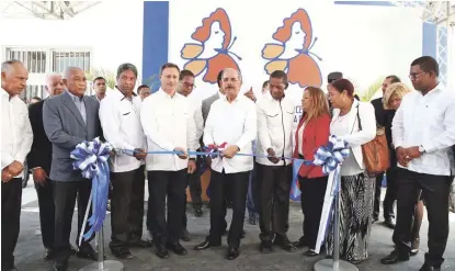  ??  ?? Ceremonia. El presidente Danilo Medina y el procurador Jean Alain Rodríguez encabezaro­n ayer el acto inaugural en Barahona.