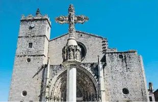  ?? Pere Duran / NORD MEDIA ?? La creu de terme de Castelló d’Empúries, situada davant la basílica