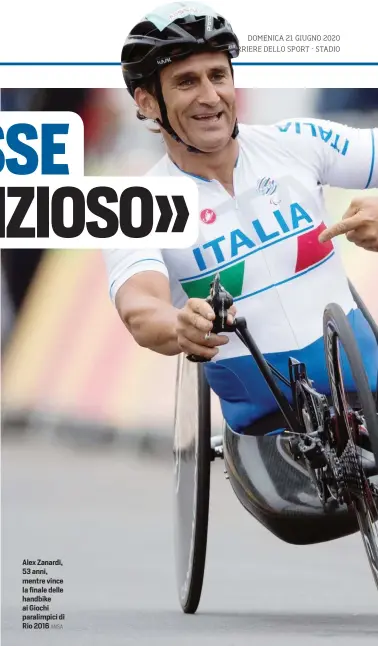  ?? ANSA ?? Alex Zanardi, 53 anni, mentre vince la finale delle handbike ai Giochi paralimpic­i di Rio 2016