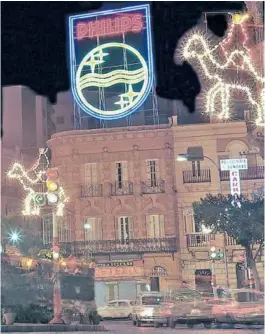  ?? ?? Alumbrado de Navidad en la Puerta de Purchena en 1968, cuando el anuncio luminoso de la casa Philips era por sí mismo un gran espectácul­o.