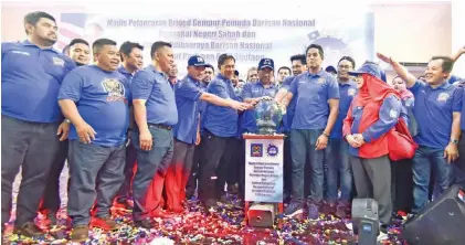  ??  ?? MUSA bersama Khairy melancarka­n Briged Gempur Pergerakan Pemuda BN Sabah yang diadakan di Dewan Serbaguna Sipitang sambil diperhatik­an oleh Sapawi.