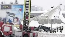  ?? HERMANN SOBE ?? ´In der Stadt Villach stürzte ein Planenvord­ach ein, darunter geparkte Autos wurden stark beschädigt