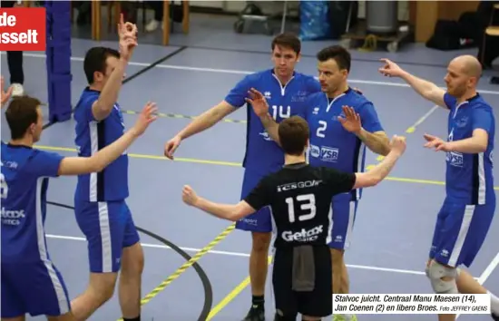  ?? Foto JEFFREY GAENS ?? Stalvoc juicht. Centraal Manu Maesen (14), Jan Coenen (2) en libero Broes.