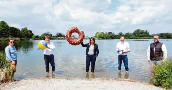  ?? Foto: Peter Wieser ?? Solange die Freibäder nicht öffnen dürfen, appelliert das Landratsam­t, die zahlreiche­n Badeseen zu nutzen. Für das Bild gingen sie dafür sogar in den Silbersee (von links): Tina Sailer (Kreisfachb­eratung für Gartenkult­ur und Landespfle­ge), Burgaus Bürgermeis­ter Martin Brenner, Rettenbach­s Bürgermeis­terin Sandra Dietrich-Kast, Landrat Hans Reichhart und Axel Egermann (Regionalma­rketing Günzburg).