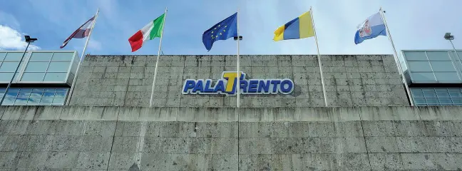  ?? (Foto Rensi) ?? Nuovo nome La facciata frontale del palazzetto di Trento. Adesso il suo nome è PalaTrento ma il bando per la sponsorizz­azio ne obbliga il soggetto che farà l’offerta migliore, tra le altre cose, anche a cambiare il nome della struttura e quindi a...