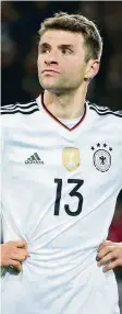  ?? EPA/AP/GETTY ?? Für Mesut Özil, Benedikt Höwedes, Sami Khedira und Thomas Müller (v.l.) ist der Stammplatz im DFB-Team in Gefahr.