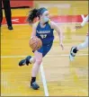  ?? GARY MIDDENDORF/DAILY SOUTHTOWN ?? Sandburg’s Erin O’Connor makes a play against Homewood Flossmoor during a game on Thursday.