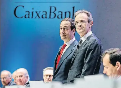  ?? MANUEL BRUQUE / EFE ?? Gonzalo Gortázar y Jordi Gual, consejero delegado y presidente de CaixaBank