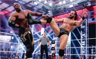  ??  ?? GOLPEADOS.
Drew McIntyre patea en el rostro a Bobby Lashley en una función reciente de SmackDown.