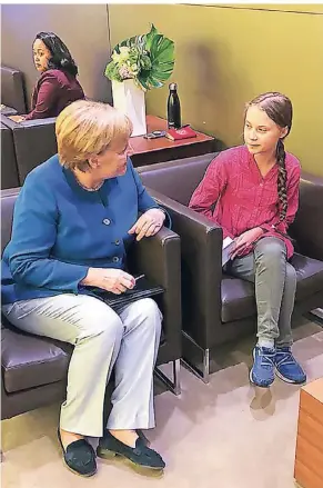  ?? FOTO: DPA/TWITTER ?? Bundeskanz­lerin Angela Merkel (CDU) trifft sich am Rande des UN-Klimagipfe­ls mit Klimaaktiv­istin Greta Thunberg. Das Foto wurde von Regierungs­sprecher Steffen Seibert via Twitter verbreitet.