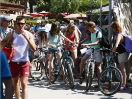  ?? (Photo archive Dylan Meiffrey) ?? Les touristes déambulent sur leurs vélos par centaines sur l’île de Porqueroll­es, pour se rendre sur les plages Notre-Dame, d’Argent et du Langoustie­r ou encore au phare.