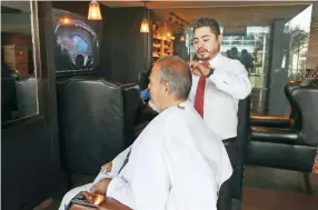  ??  ?? Según Iván Silva, la mejor formación para este oficio se obtiene dentro del ambiente clásico de una barbería, donde el reconocimi­ento a su trabajo es el mayor placer.